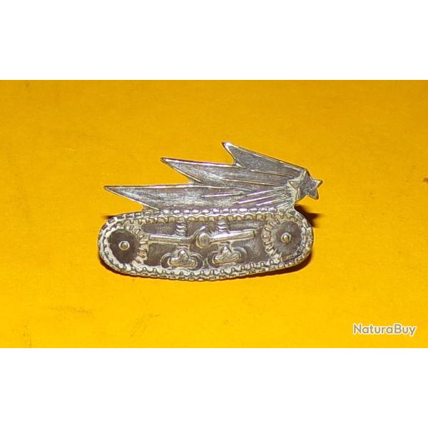 INSIGNE GENERAL DES TROUPES MOTORISEES , 27 MM , FABRICANT SANS , HOMOLOGATION SANS ,BON ETAT VOIR