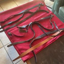 Lot de huit moiti&eacute;s de bretelles &agrave; fusils, pas de prix de r&eacute;serve