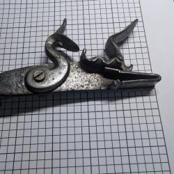 **Platine &agrave; silex, Pi&egrave;ce d'atelier aristocratique a &Eacute;l&eacute;ment d'armurerie &eacute;poque** 18 me (N 401-2026)