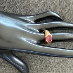 Imposante chevali&egrave;re or 18 carats et rubis - bague - taille 55