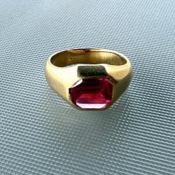 Imposante chevali&egrave;re or 18 carats et rubis - bague - taille 55