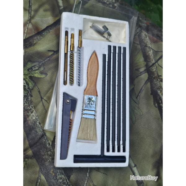 N�cessaire de nettoyage 5.56 pour Famas dans sa boite �tat neuf