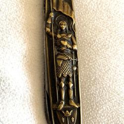 Petit couteau pliant ancien en laiton repr&eacute;sentant Jeanne d'Arc ( Rare)