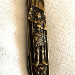 Petit couteau pliant ancien en laiton repr&eacute;sentant Jeanne d'Arc fin XVIIII &egrave;me ( tr&egrave;s rare)