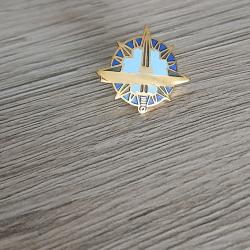 Pin's &eacute;p&eacute;e