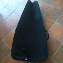 Vend housse matelass&eacute;e avec sangle pour carabine de 140cm. Bon &eacute;tat