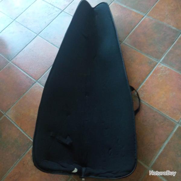 Vend housse matelass�e avec sangle pour carabine de 140cm. Bon �tat
