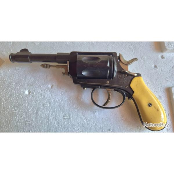 Revolver 32 SW PN. Categorie D. Environ 1874  petit fabricant Belge/Suisse.  Bel etat. Aptes aux tir