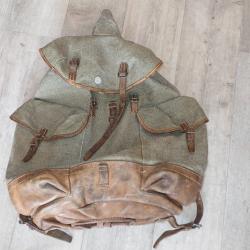 Rare sac &agrave; dos arm&eacute;e suisse avec passage mousqueton.