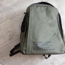 Sac &agrave; dos arm&eacute;e suisse. Mod&egrave;le pas courant sur le march&eacute;.