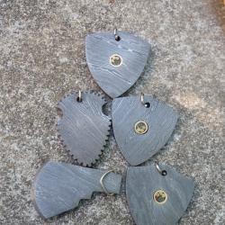 Tr&eacute;sor Viking D&eacute;rob&eacute; aux Saxons: 5 Pendentif Damas Forg&eacute;s &agrave; la main F Artisan: Bouclier Fl&egrave;che Hache