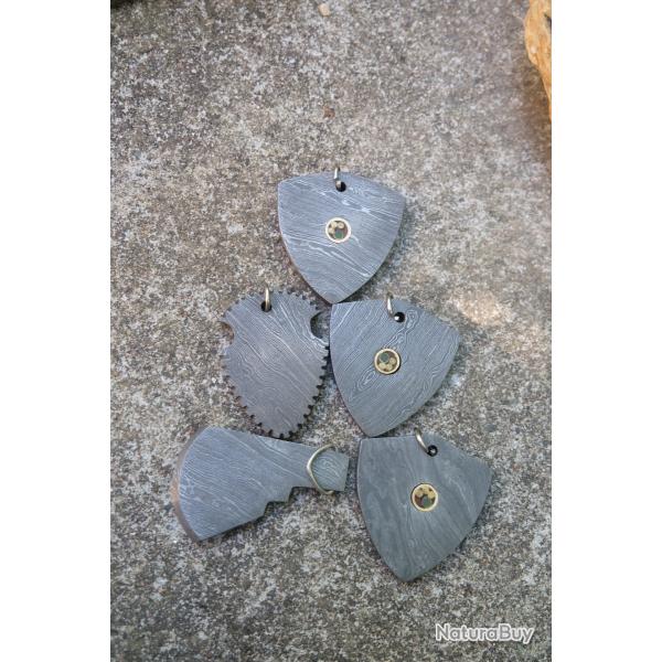 Tr�sor Viking D�rob� aux Saxons: 5 Pendentif Damas Forg�s � la main F Artisan: Bouclier Fl�che Hache