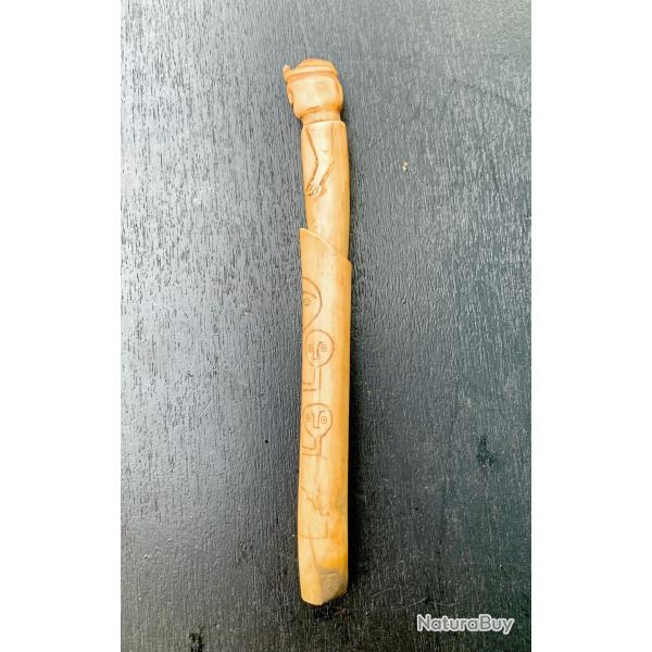 ANCIEN COUTEAU ASIATIQUE, TOUT EN OS FINEMENT SCULPTE ET DECORE, A VOIR