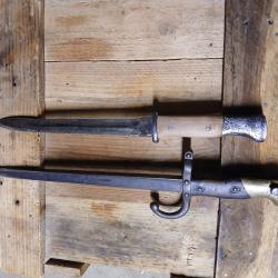 Lot de 2 baionnettes anciennes ( fran&ccedil;aise et allemande )