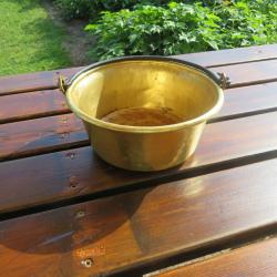 Ancien chaudron/seau en cuivre jaune avec anse pliante en fer forg&eacute; rivet&eacute; - FRANCE (XIX&eacute;)
