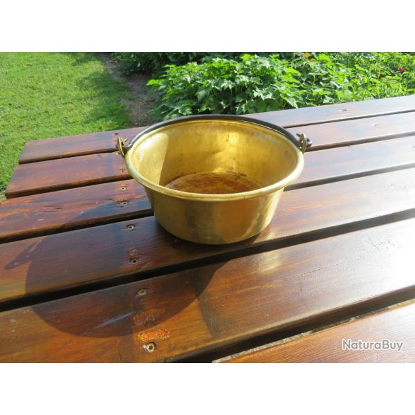 Ancien chaudron/seau en cuivre jaune avec anse pliante en fer forg� rivet� - FRANCE (XIX�)