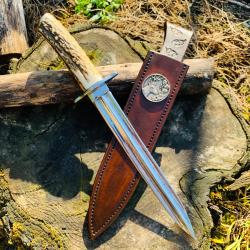 dague de chasse d'artisan / bois de cerf , lame acier carbone &agrave; 4 gorges / &eacute;cusson chevreuil