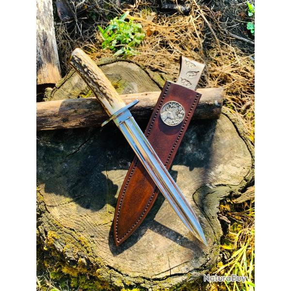 dague de chasse d'artisan / bois de cerf , lame acier carbone � 4 gorges / �cusson chevreuil