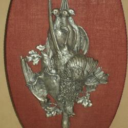 SCULPTURE CHASSE EN ETAIN SUR SUPPORT BOIS