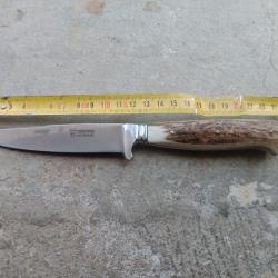 Couteau poignard chasse manche en cerf neuf .