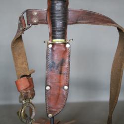 Ancien couteau de scout avec &eacute;tui et ceinturon - France, la Hutte, ann&eacute;es 50-60