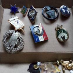 Boite ''INSIGNES DIVERS '' FR. US. CND.