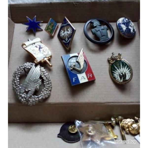 Boite ''INSIGNES DIVERS '' FR. US. CND.
