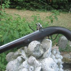 tr&egrave;s grand ( 43 cm ) pistolet a silex, origine probable europe de l'est