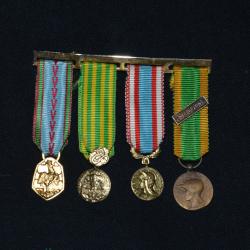QUATRE MEDAILLES COMMEMORATIVE 1939/45-INDOCHINE-ALGERIE-ENGAGE VOLONTAIRE