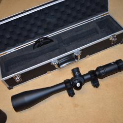 LUNETTE HAWKE SIDEWINDER 30SF 8-32X56 RET. 20X 1/2 MILDOT LUMINEUX AVEC COLLIERS &Oslash; 30 MM