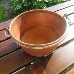 Ancien grand chaudron en cuivre martel&eacute; avec une poign&eacute;e en fer forg&eacute; rivet&eacute; - FRANCE (XIX&eacute;)