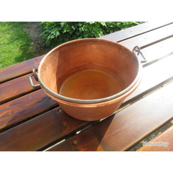 Ancien grand chaudron en cuivre martel� avec une poign�e en fer forg� rivet� - FRANCE (XIX�)
