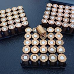 Lot de 76 cartouches calibre 380 / 9 mm &agrave; blanc, percussion centrale