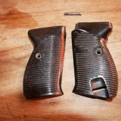 Paire de plaquettes de P38 en plastique s&ucirc;rement apr&egrave;s guerre