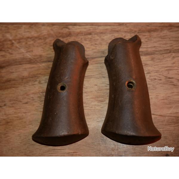 Paire de plaquettes de revolver � broche type 7mm en bois Lisse (s�rement du noyer)