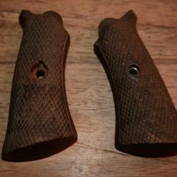Paire de plaquettes de revolver &agrave; broche type 7mm en bois quadrill&eacute; (manque une rosette et la vis)