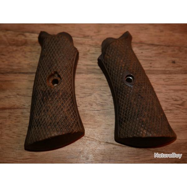 Paire de plaquettes de revolver � broche type 7mm en bois quadrill� (manque une rosette et la vis)