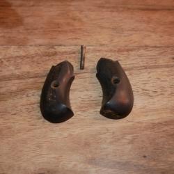 Paire de plaquettes de revolver PUPPY en &eacute;b&egrave;ne avec leur vis