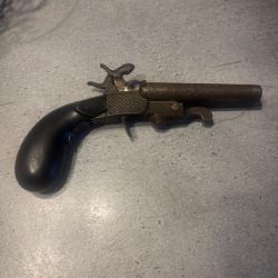Pistolet ancien &agrave; percussion pour pi&egrave;ces