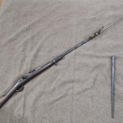 Fusil gras avec ba&iuml;onnette et ceinturon et gousset