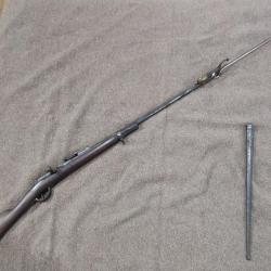 Fusil gras avec ba&iuml;onnette et ceinturon et gousset