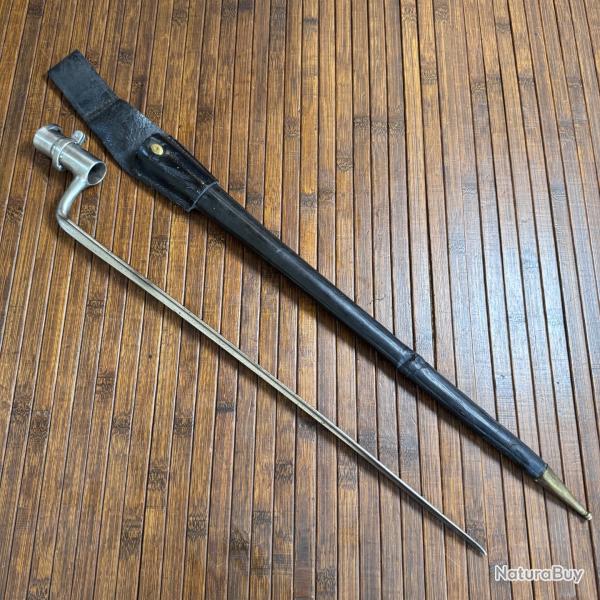 BA�ONNETTE A DOUILLE REGLEMENTAIRE  TYPE 1777 AVEC RARE FOURREAU ET GOUSSET CUIR