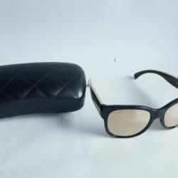 CHANEL Lunettes de soleil noir et dor&eacute;e 5270