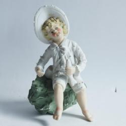 Figurine Enfant p&ecirc;cheur assis porcelaine biscuit