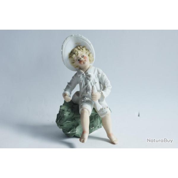 Figurine Enfant p�cheur assis porcelaine biscuit
