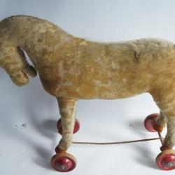 Ancien jouet &agrave; tirer Cheval mohair