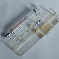 Ancienne seringue m&eacute;dicale verre chirurgie