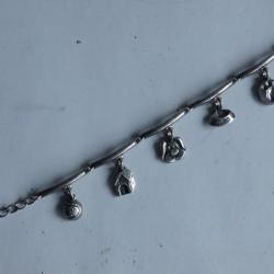 Bracelet de cr&eacute;ateur Lili la pie Breloques chien m&eacute;dor