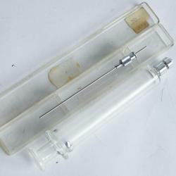 Ancienne seringue m&eacute;dicale verre chirurgie