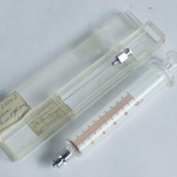 Ancienne seringue m&eacute;dicale verre chirurgie